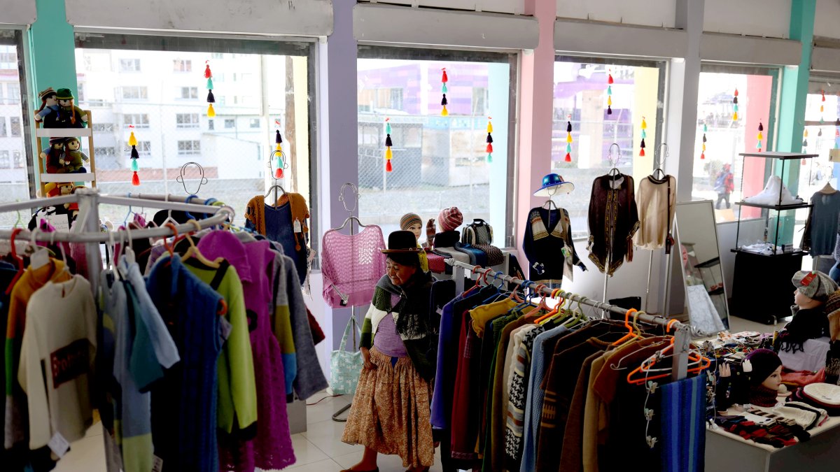 Una mujer recorre una exposición de emprendedoras, el 22 de mayo de 2024, en La Paz (Bolivia).