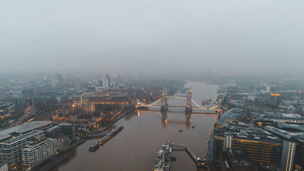 Londres. Vista aérea del recorrido del río Támesis junto a esta capital.