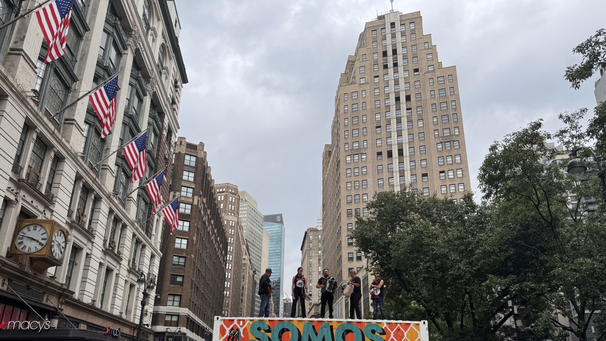 Decenas de inmigrantes jornaleros de varios estados mientras se manifiestan contra las medidas antiinmigantes promulgadas en Estados Unidos este jueves en Nueva York (EE.UU.).