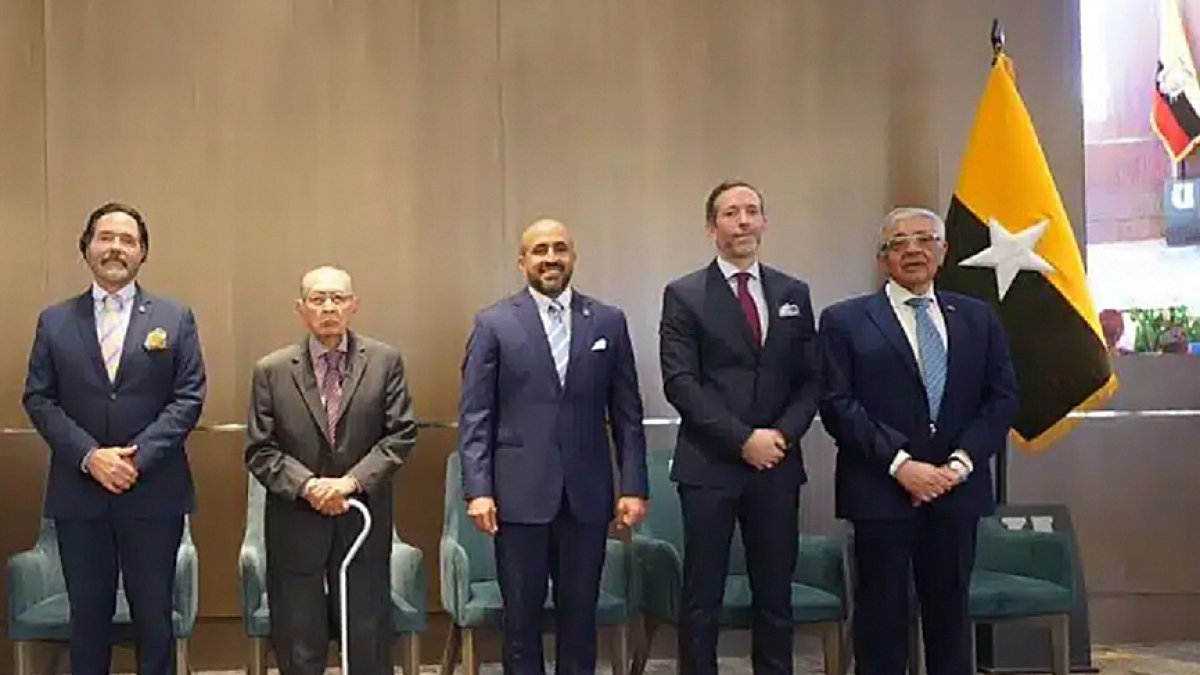 El nuevo rector, Isidro Fierro Ulloa (centro), el saliente, Joaquín Hernández Alvarado (derecha) y otros directivos de la UEES durante la ceremonia de relevo.