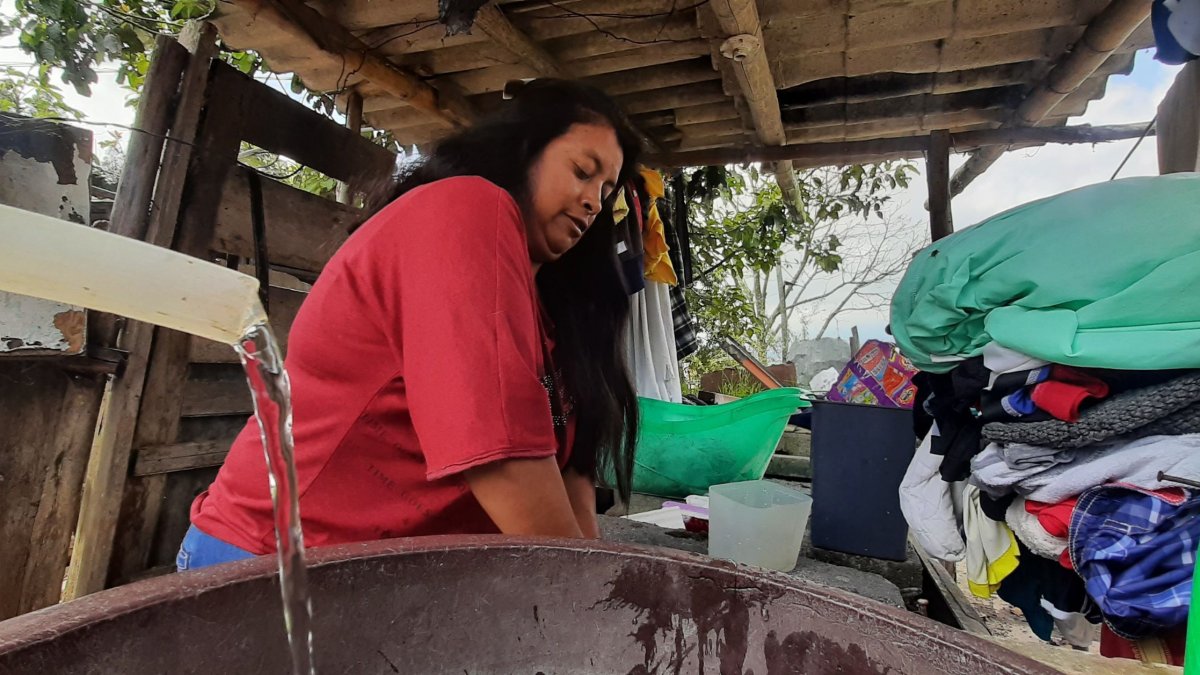 Los barrios que están ubicados en la zona alta de Conocoto son los más afectados por los racionamientos. Vecinos deben recoger el agua en baldes.