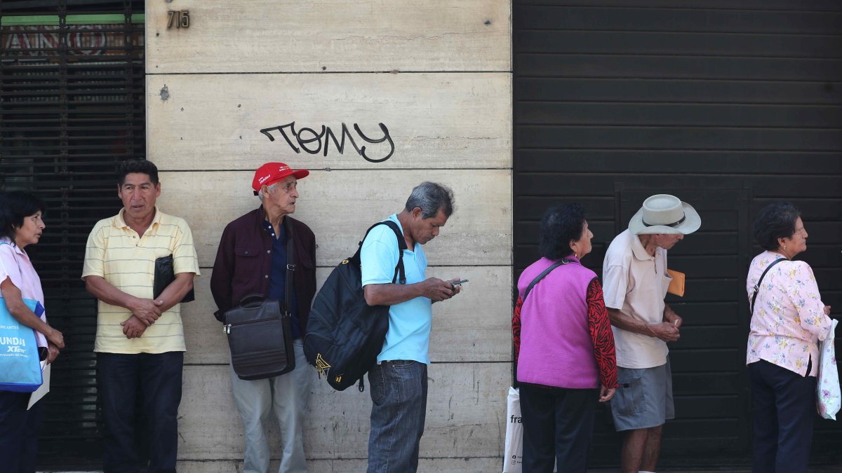 Lima. Varios jubilados hacen fila para ser atendidos en una oficina.