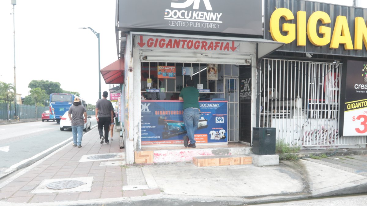Protección. Todos los negocios que se levantan en la arteria, frente a la Universidad Guayaquil, están amurallados.