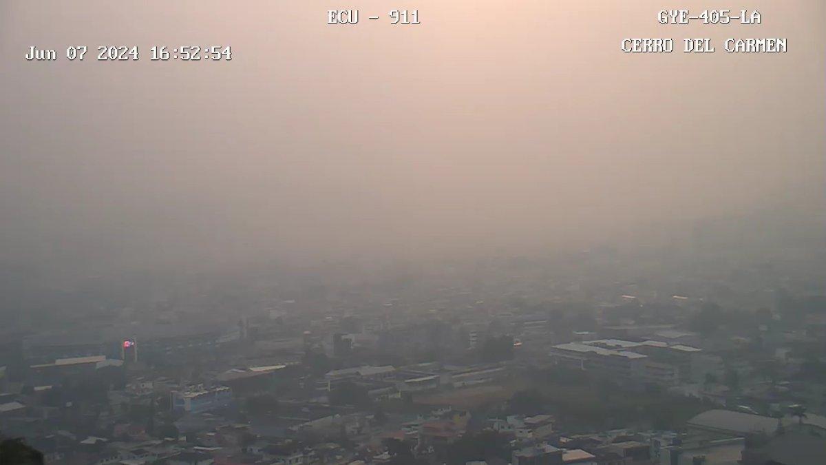 Las cámaras de vigilancia capturan la neblina en la ciudad.