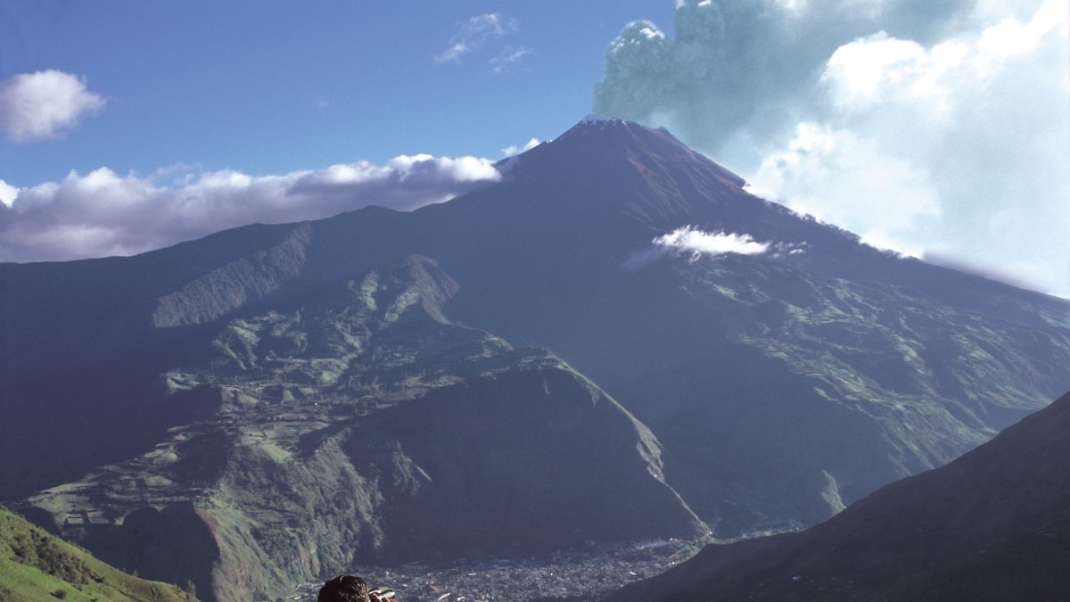 Ambato. Un vulcanólogo observa una columna de humo del Tungurahua.