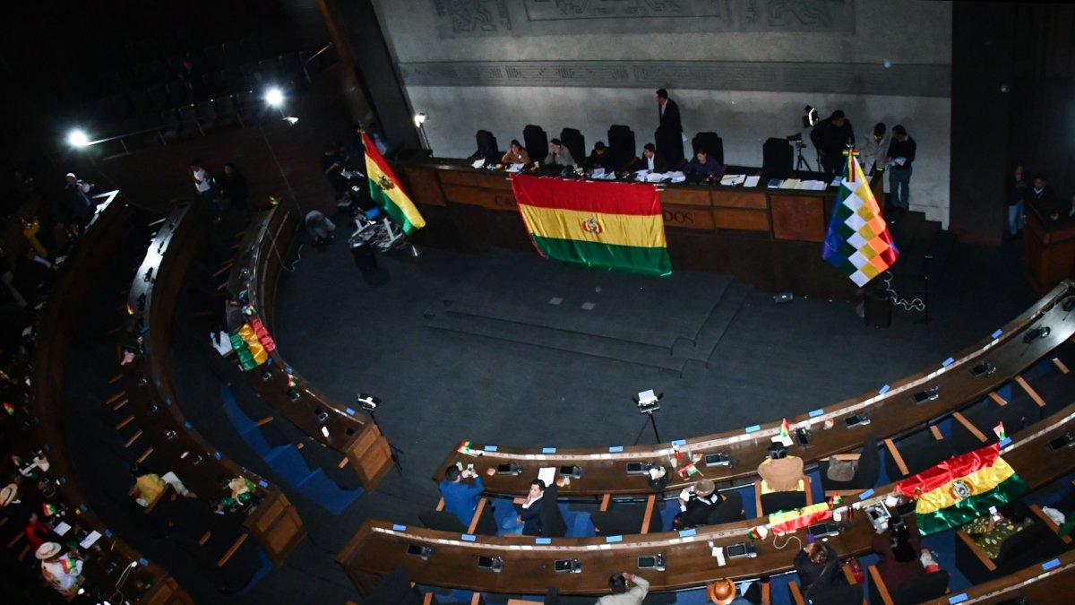 El presidente del Senado Andrónico Rodríguez, junto a otros senadores y diputados sesionan a oscuras, este jueves en La Paz (Bolivia).