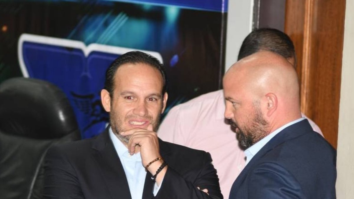 Francisco Egas (i) de FEF y Miguel Ángel Loor de LigaPro, mantienen discrepancias