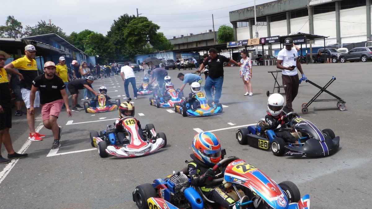 Cerca de una docena de niños corren en la categoría Microswift del Nacional.