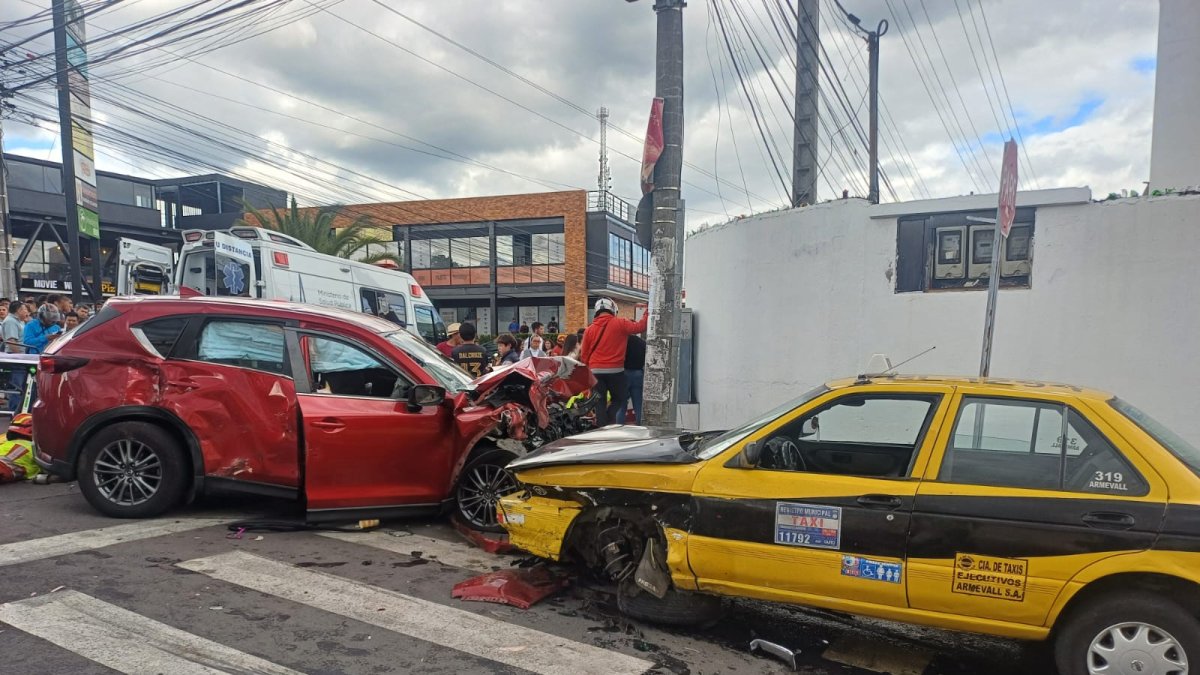 El auto y el taxi quedaron detenidos de frente, luego del impacto en el siniestro múltiple.