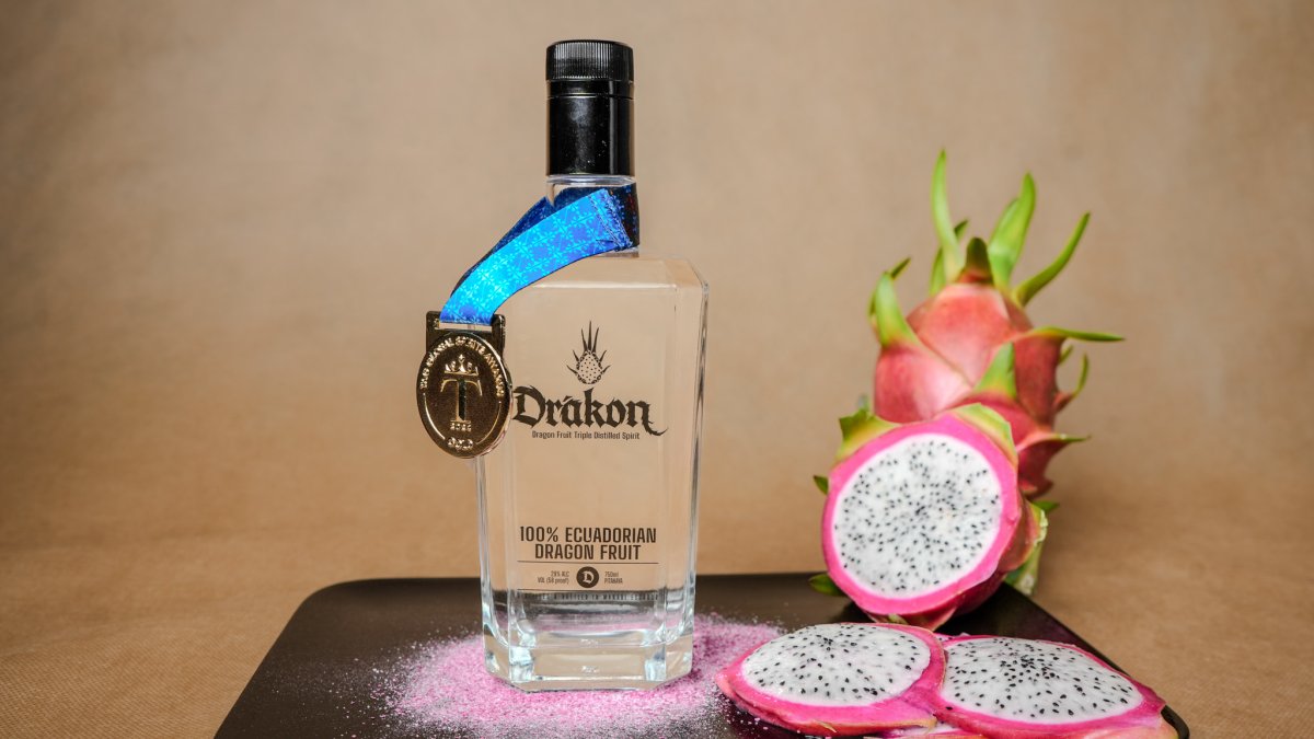 Bebida. El licor de pitahaya Drakon Triple Destilado de la empresa La Felipa Fruit & Wine, de Manabí, Ecuador.