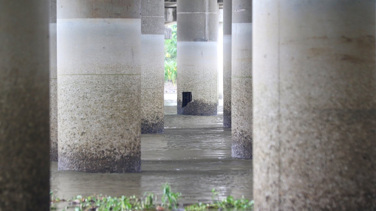 Daños. EXPRESO ya ha contado la situación del puente Vicente Rocafuerte. Los huecos en sus estructuras, uno de los principales problemas. 