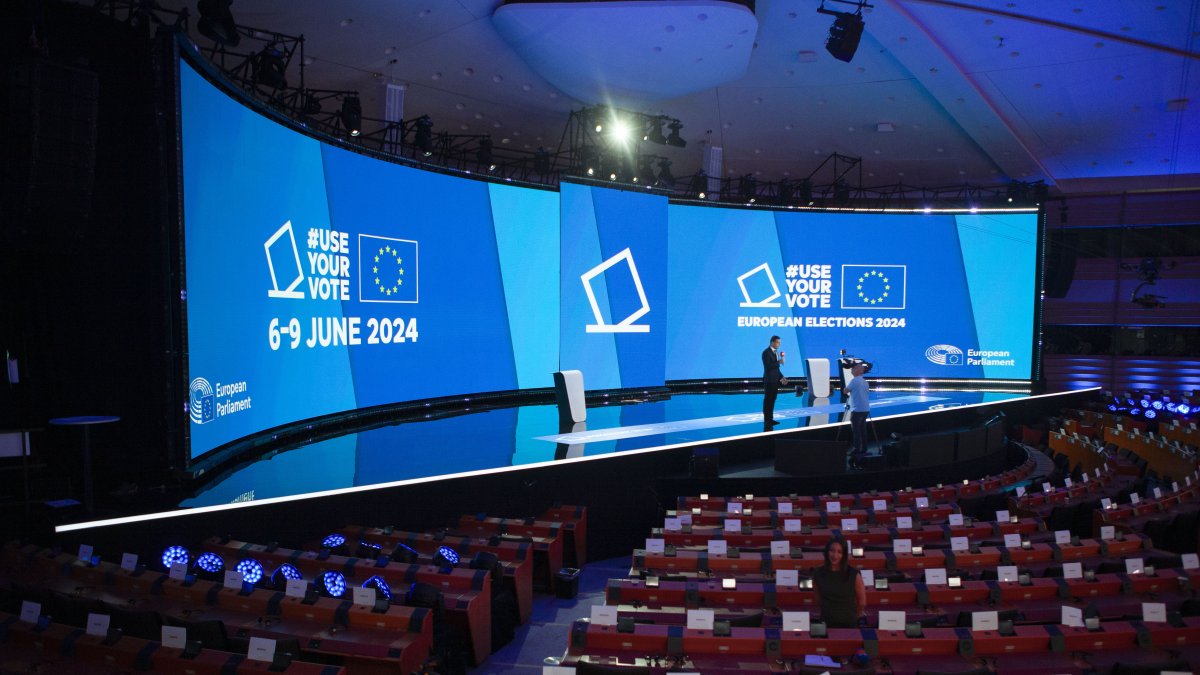 -Vista este sábado del hemiciclo del Parlamento Europeo en Bruselas, transformado en un gran centro de prensa, con plató de televisión incluido, para seguir el recuento de votos.