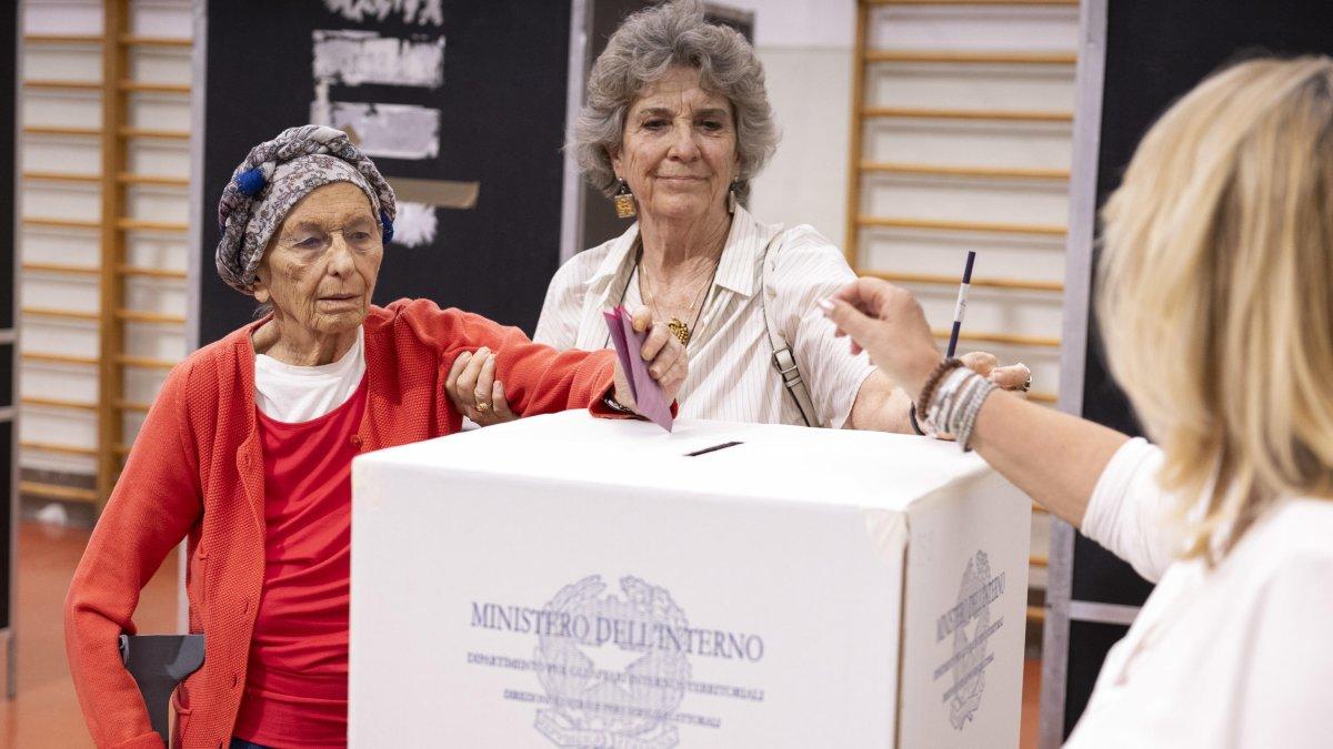 El partido de Europa Emma Bonino vota en una mesa electoral en Roma, Italia, 08 de junio de 2024.