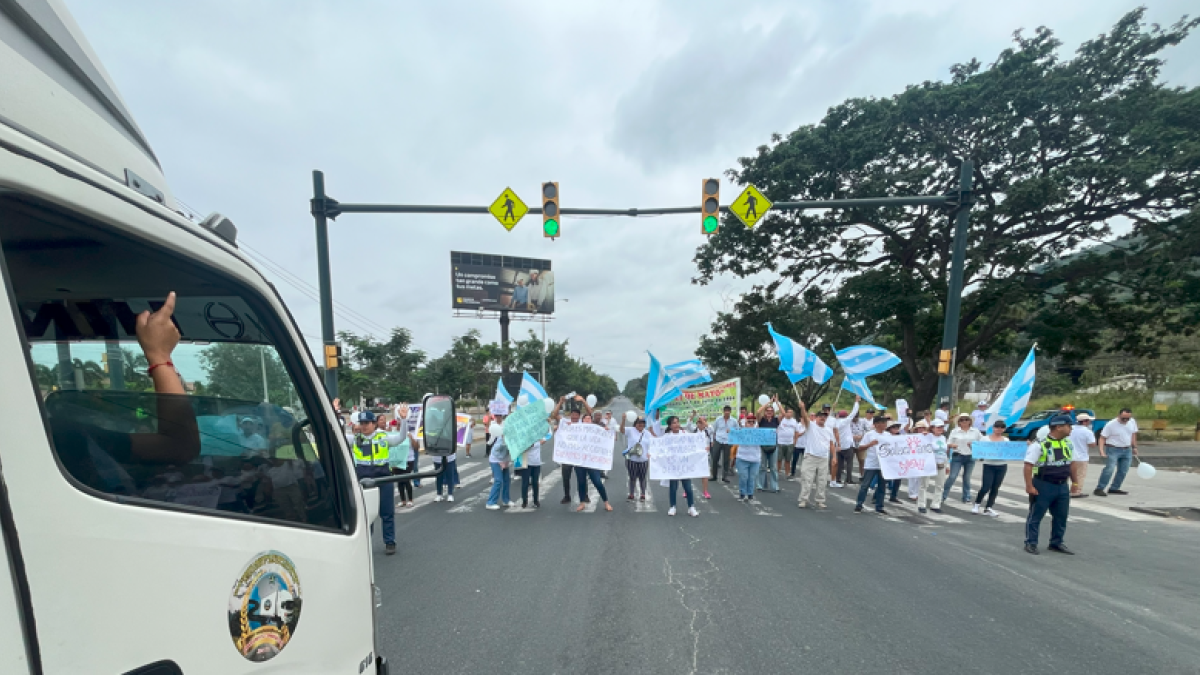 El tráfico se vio paralizado por los protestantes en vía a la costa