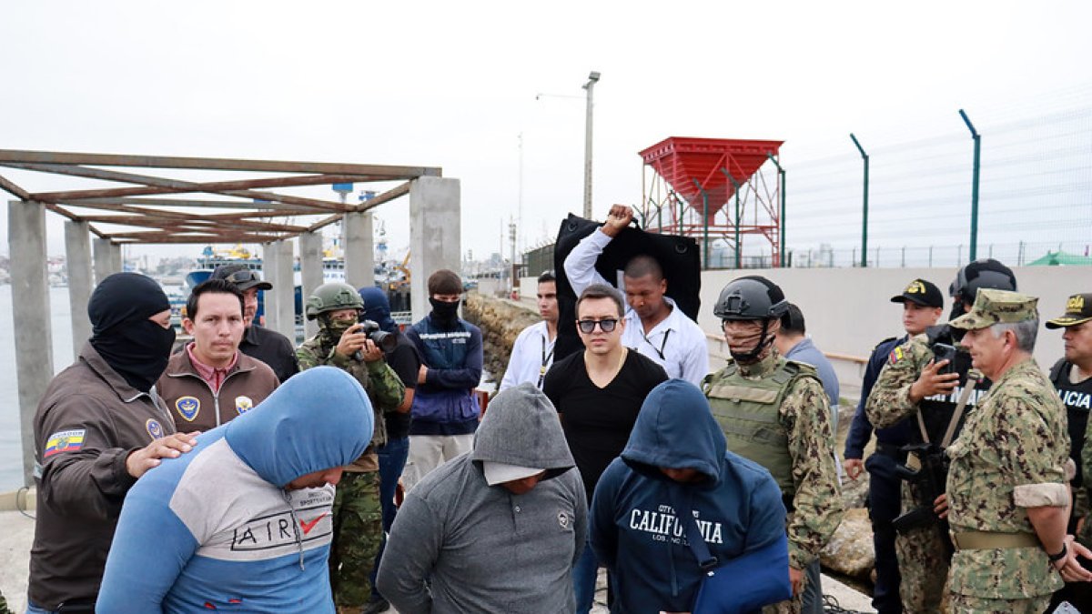 La Armada decomisó una tonelada y media de droga y 18 galones de combustible subsidiado, que se transportaban en embarcaciones hacia Manta.