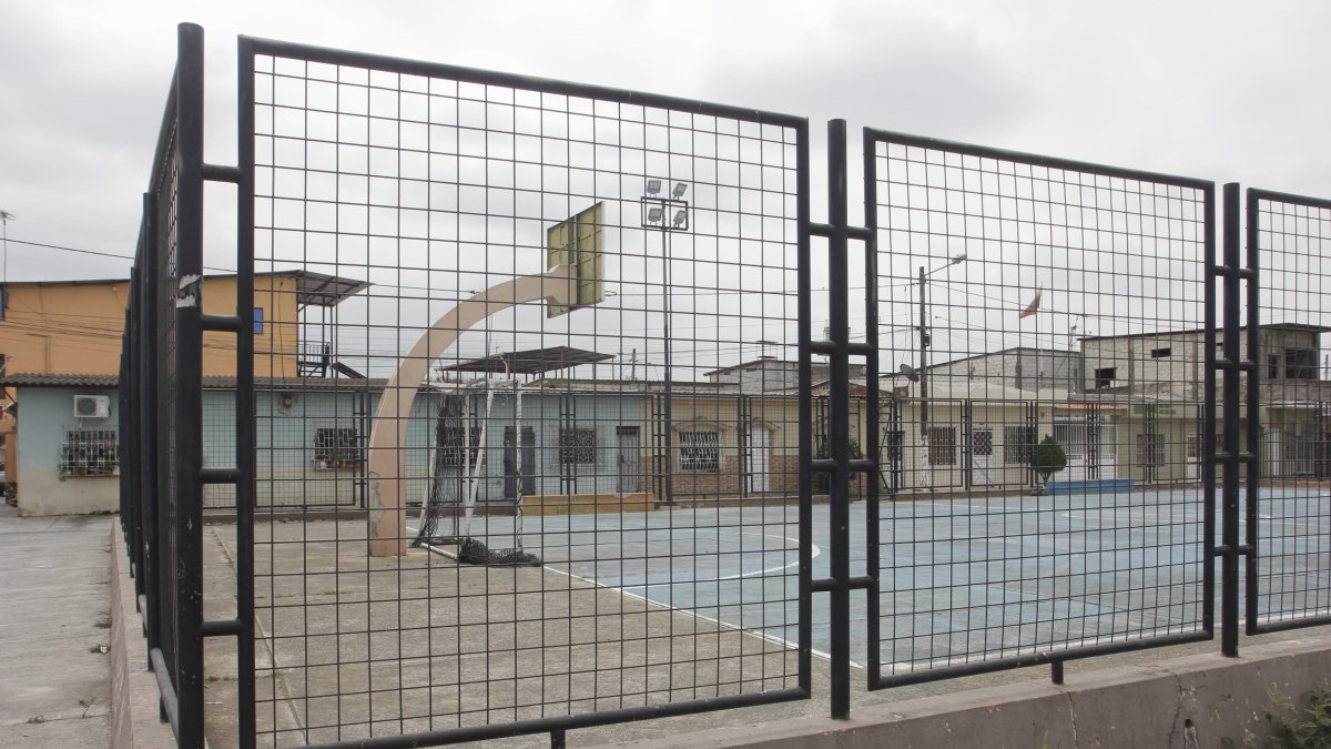 El hecho se produjo en una cancha deportiva, en la cual se encontraban un grupo de personas.