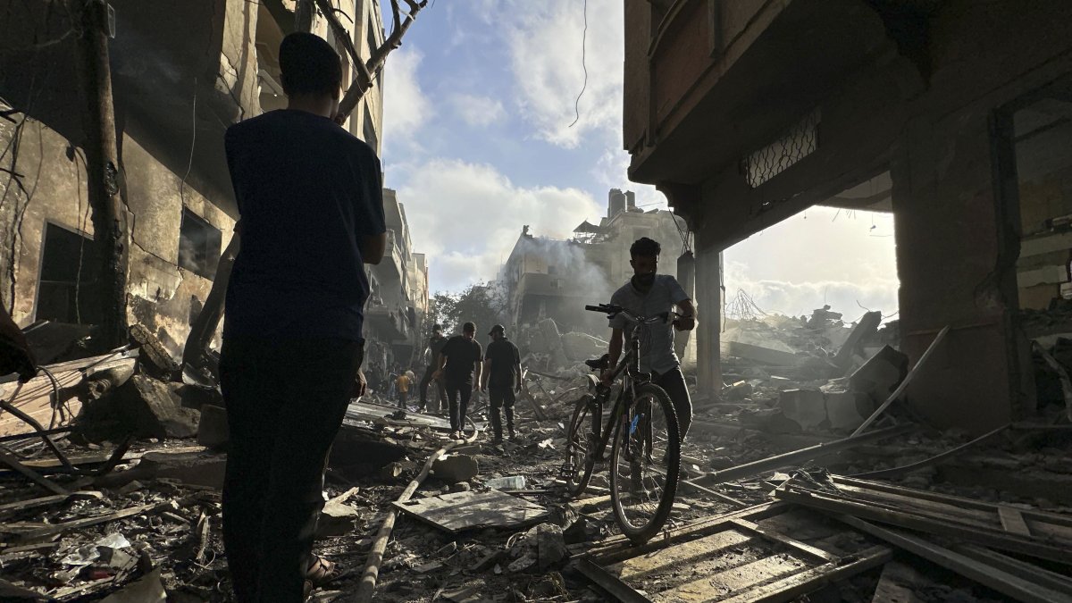 Una zona destruida tras una operación militar israelí en el campo de refugiados de Nuseirat, en la zona central de la Franja de Gaza, este sábado.