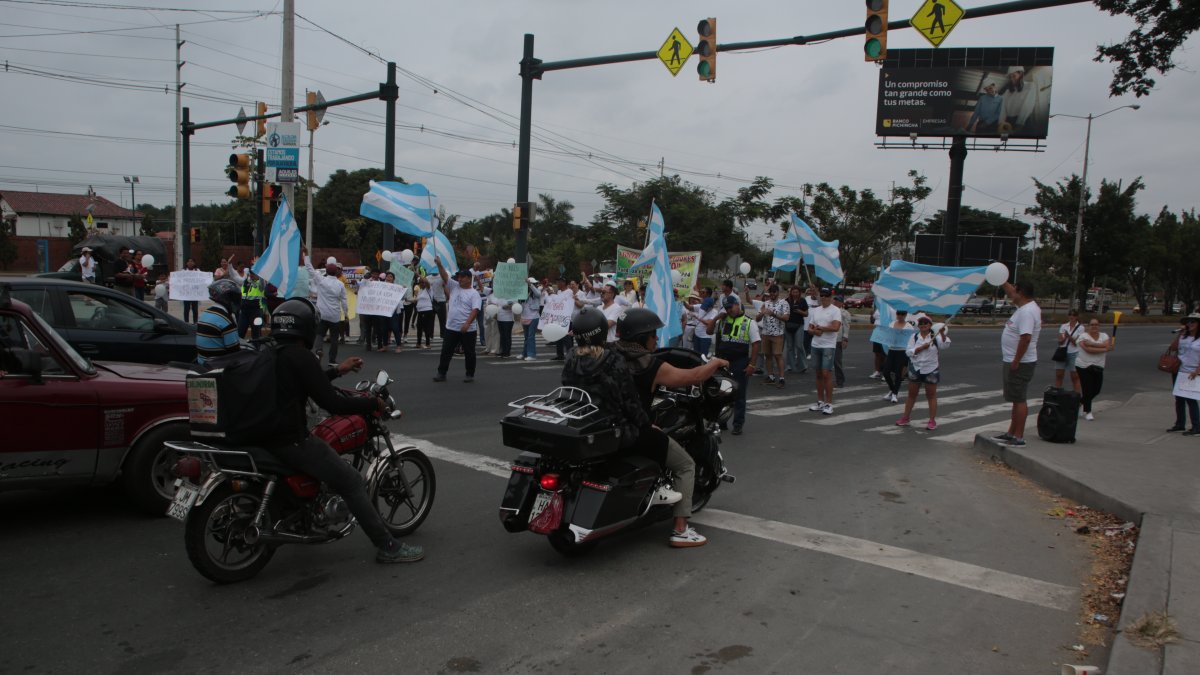 1. Kilómetro 14. Los moradores detuvieron el tránsito por más de una hora. La mayoría lució de blanco y portó banderas.