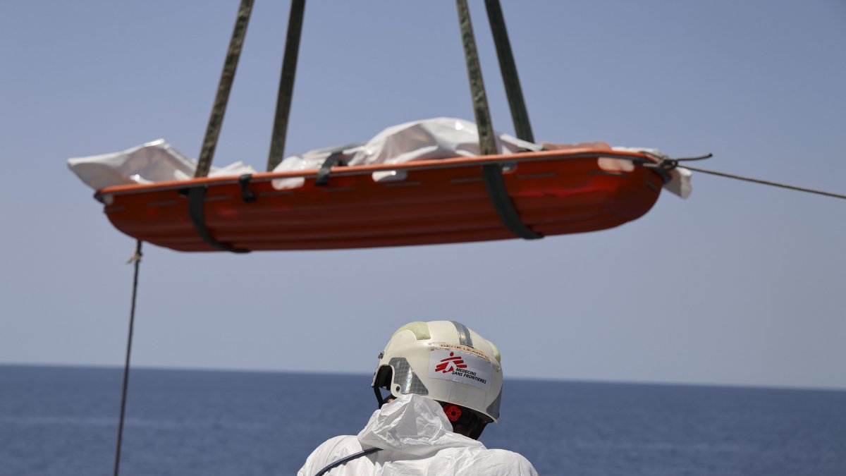 El equipo de Médicos Sin Fronteras a bordo del Geo Barents completa el transbordo de los 11 cadáveres a una patrullera de la guardia costera cerca de Lampedusa.