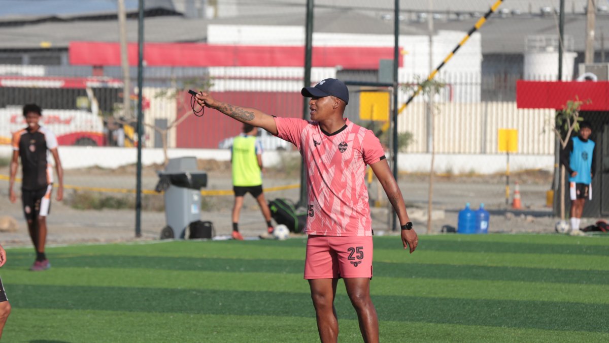 Fernando Chiqui Guerrero es el entrenador de la sub-18 de Naranja Mekánica
