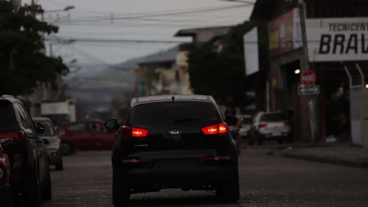 Las dependencias estatales tampoco cumplen con la norma de identificar todos sus vehículos.