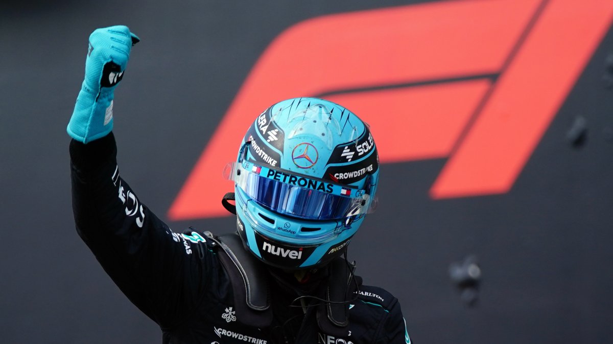 George Russell, de Mercedes, celebra la segunda pole en toda su carrera deportiva.