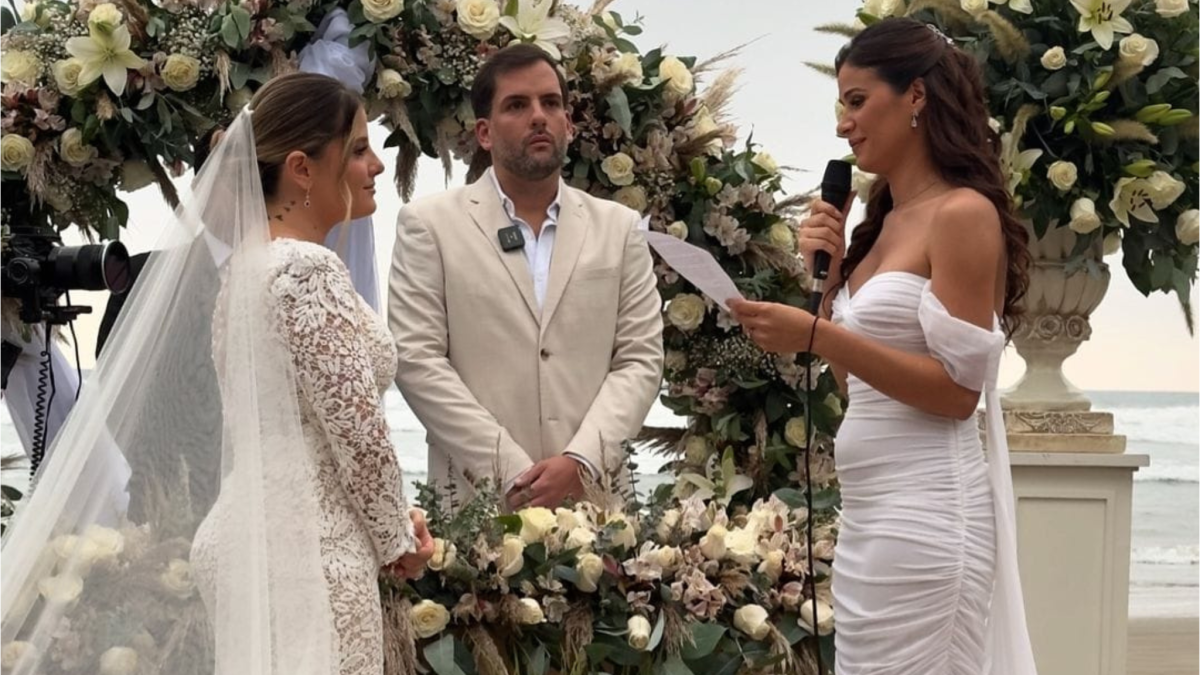 Nikki y su novia Ana durante la boda.