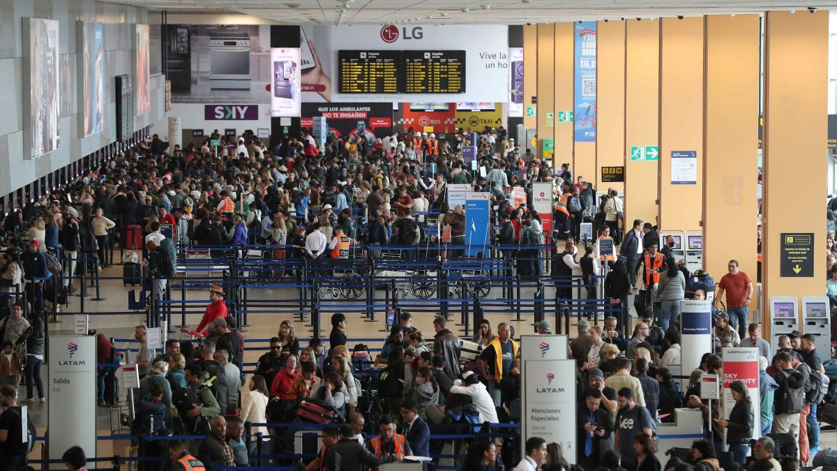 Decenas de viajeros varados tratan de encontrar soluciones para sus viajes.