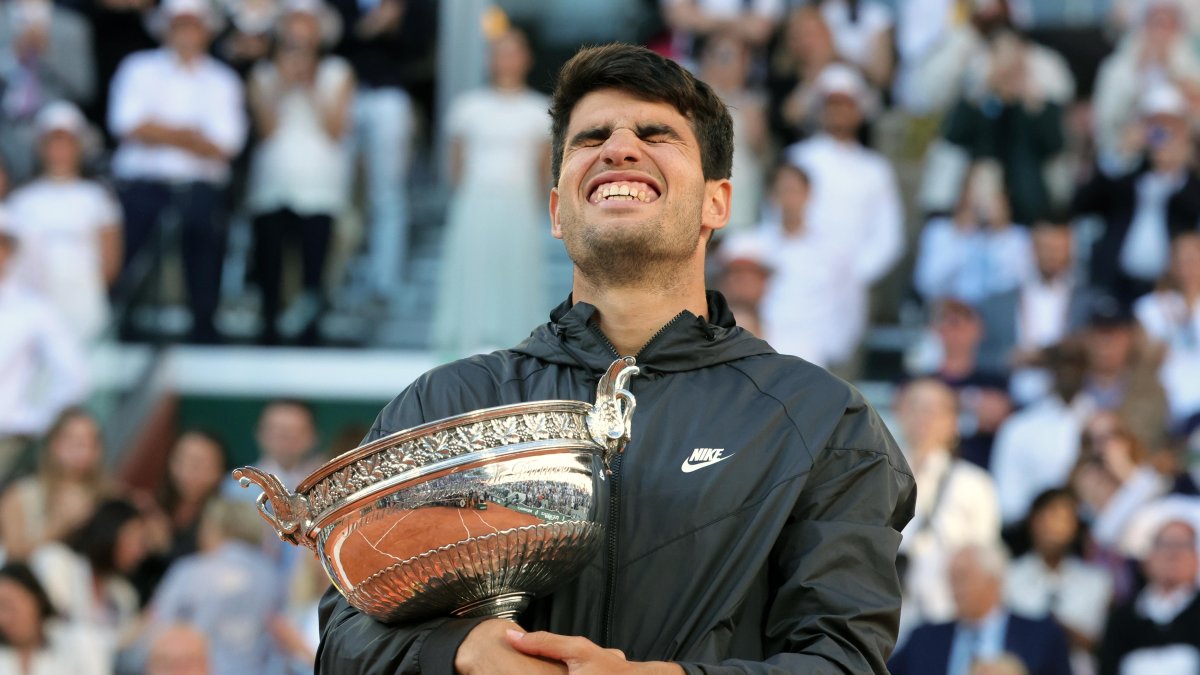 El tenista español Carlos Alcaraz celebras tras ser coronado en París.