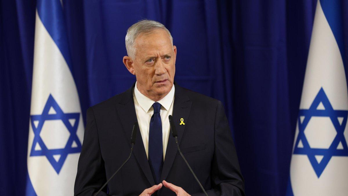 El Ministro del Gabinete de Guerra israelí, Benny Gantz, celebra una conferencia de prensa en Ramat Gan, cerca de Tel Aviv.