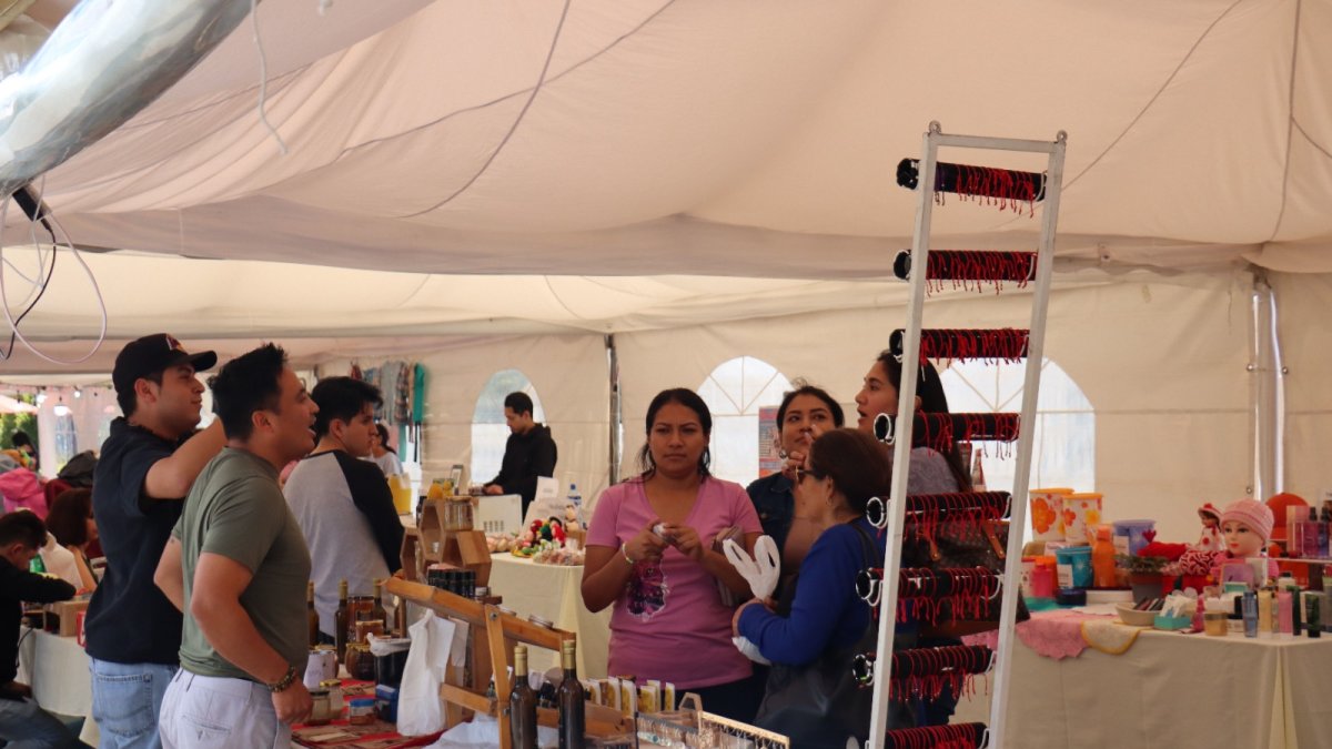 Artesanos mostraron sus productos en la feria Cumbayá Emprende ubicada en la Plaza Central