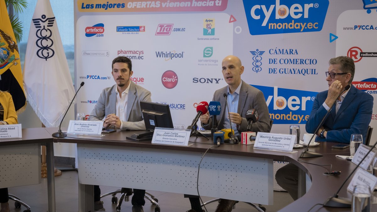 Ejecutivo.- En el centro Juan Carlos Díaz-Granados, director ejecutivo de la Cámara de Comercio de Guayaquil.