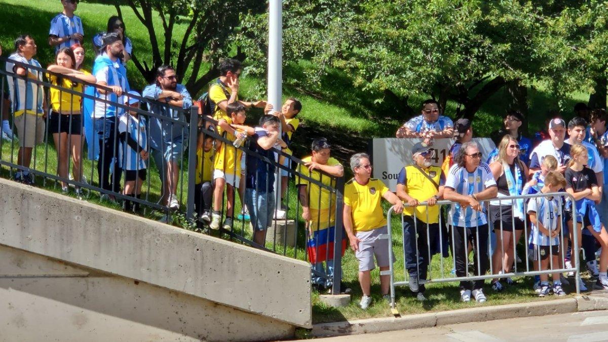 Hinchas de Ecuador y Argentina listos para entrar al Soldier Field de Chicago.