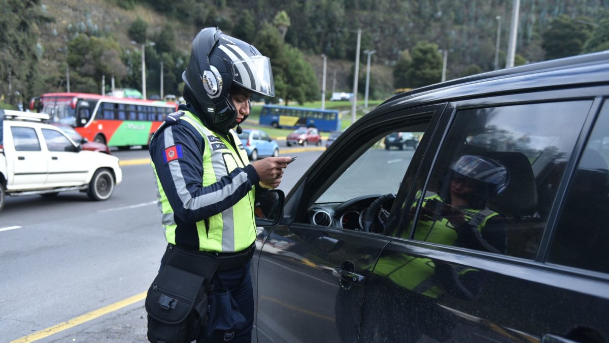 l jueves, un agente de tránsito participó de un dispositivo de control de cumplimento de la medida del Pico y Placa.