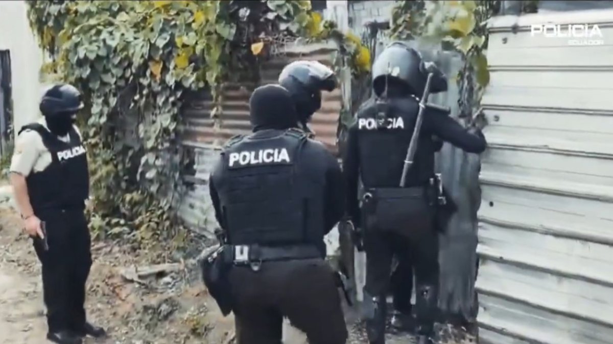 Momento en que la Policía rescataba al ciudadano.