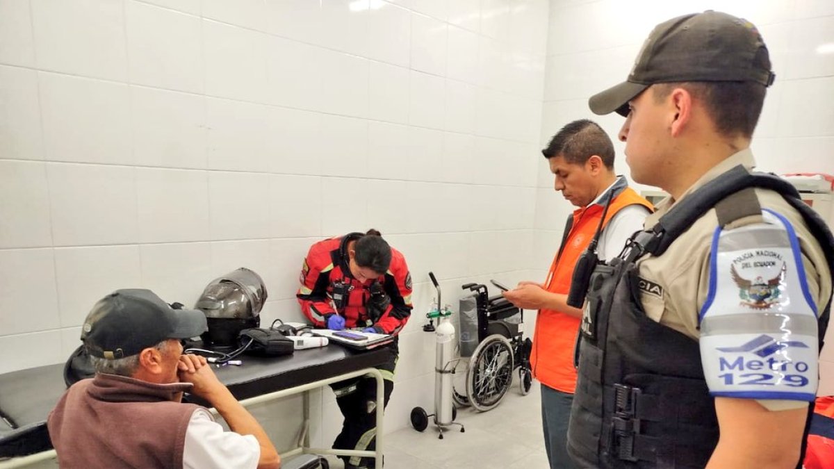 Personal de la policía y Bomberos para auxiliar y colaborar a un ciudadano que sufrió un incidente en la estación del Metro