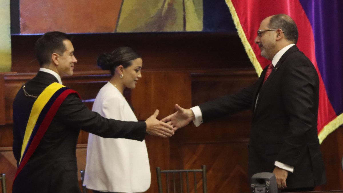 Daniel Noboa tiene menos del 60 % de confianza de la gente, mientras que la Asamblea solo un 22 % de confianza.