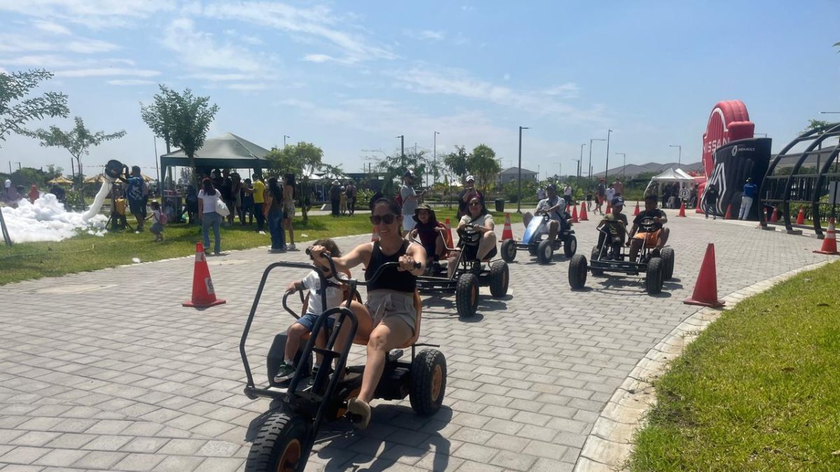 1. Juegos. Las familias disfrutaron de los atractivos que ofrece el parque