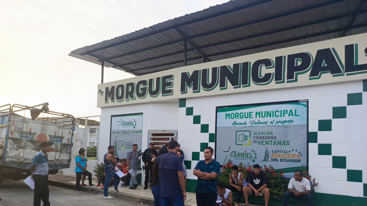 Familiares de las víctimas acudieron hasta la morgue para obtener respuestas