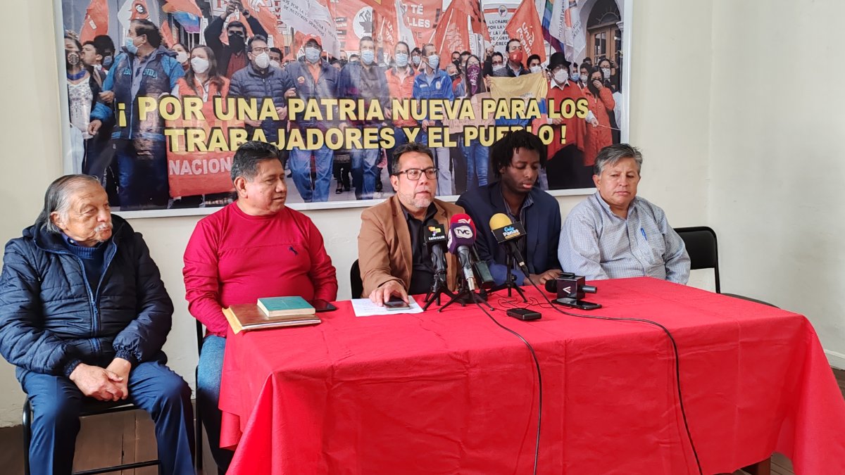 Nelson Erazo (centro) es el presidente del Frente Popular, que agrupa a otras organizaciones.