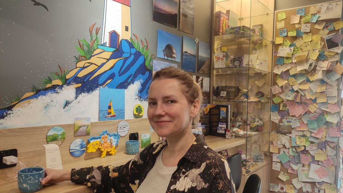 La empresaria Ksenia Kleinos tuvo que huir de su ciudad natal costera, Berdiansk, en la región sureña de Zaporiyia