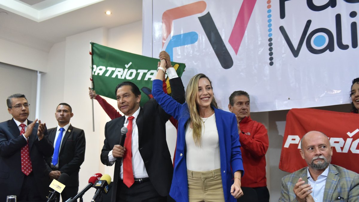 Andrea González Nader se unió al Partido Sociedad Patriótica (PSP) y presentó su candidatura presidencial junto a Lucio Gutiérrez.