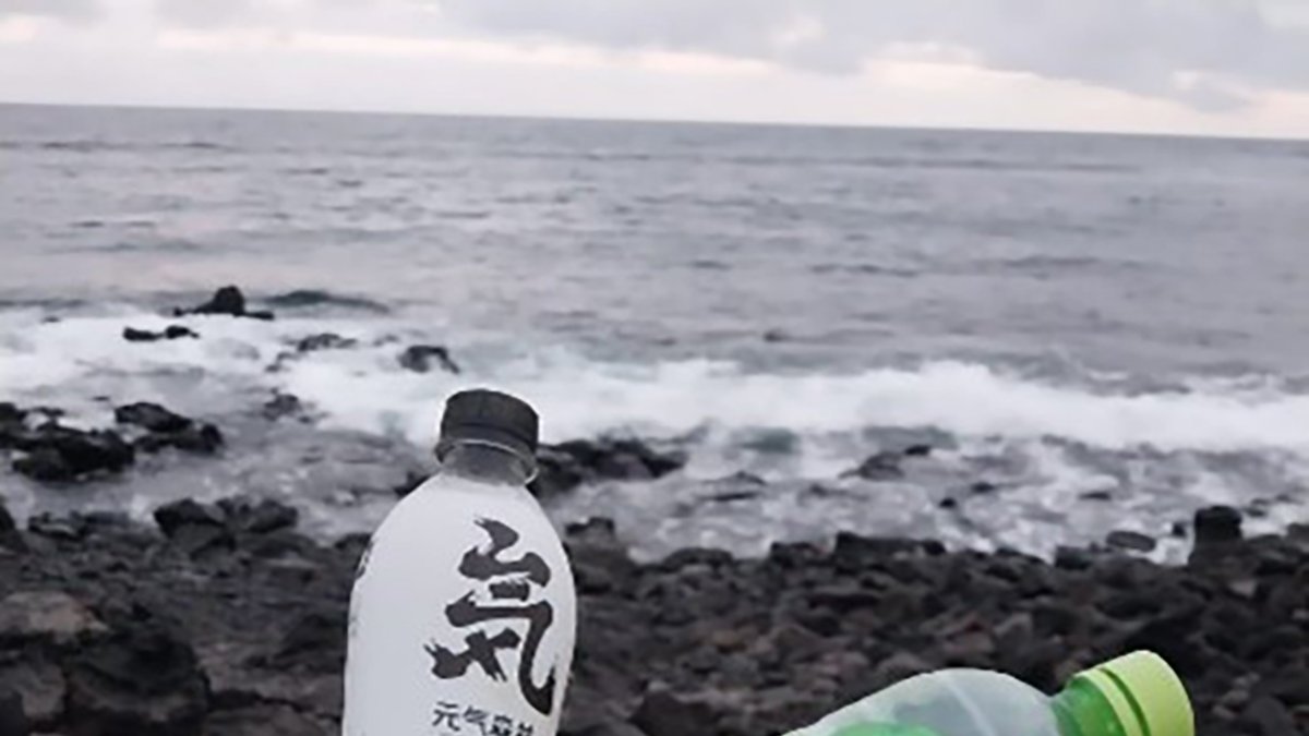 Ecología.- Activistas que cuidan el medio ambiente retiran las botellas, que tienen etiquetas chinas, de las islas Galápagos.