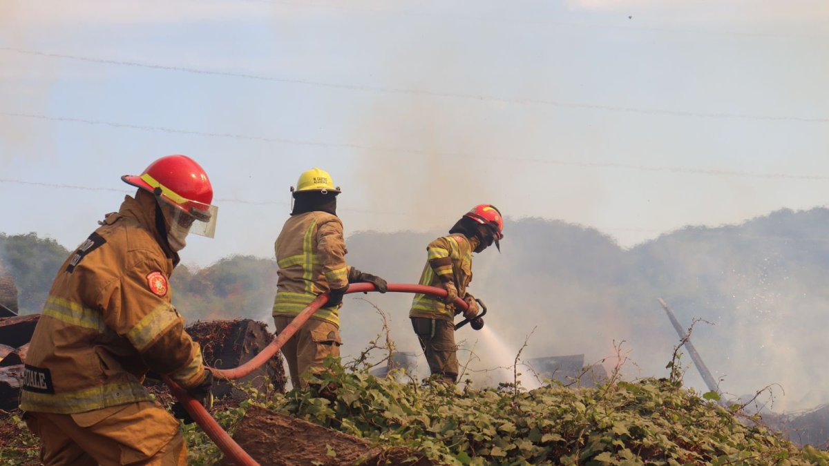 Los uniformados continúan trabajando para controlar el fuego