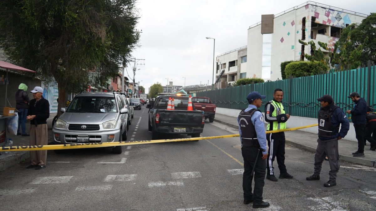 Agentes de la Policía custodian los exteriores del área de emergencia, donde se registró la balacera en el Hospital Pablo Arturo Suárez de Quito.