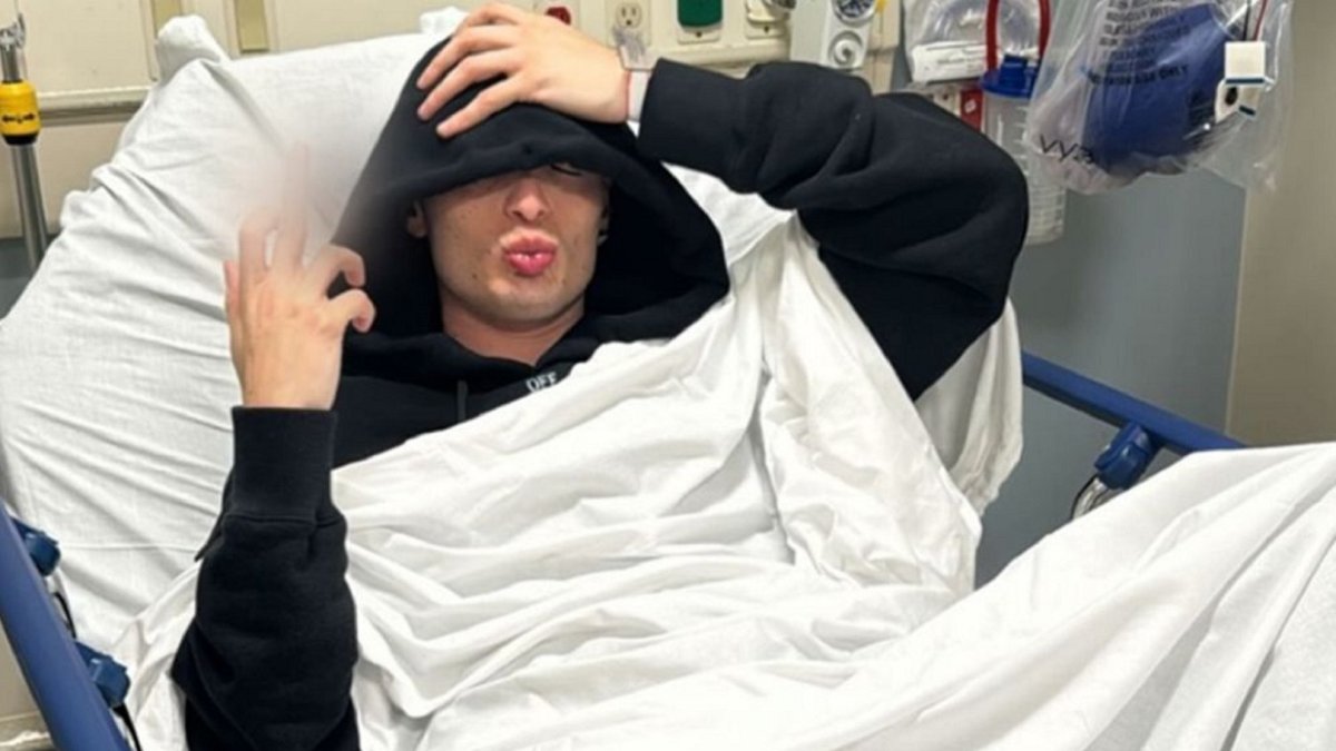 Peso Pluma fue hospitalizado por una fractura se causó durante una presentación en Nueva York.