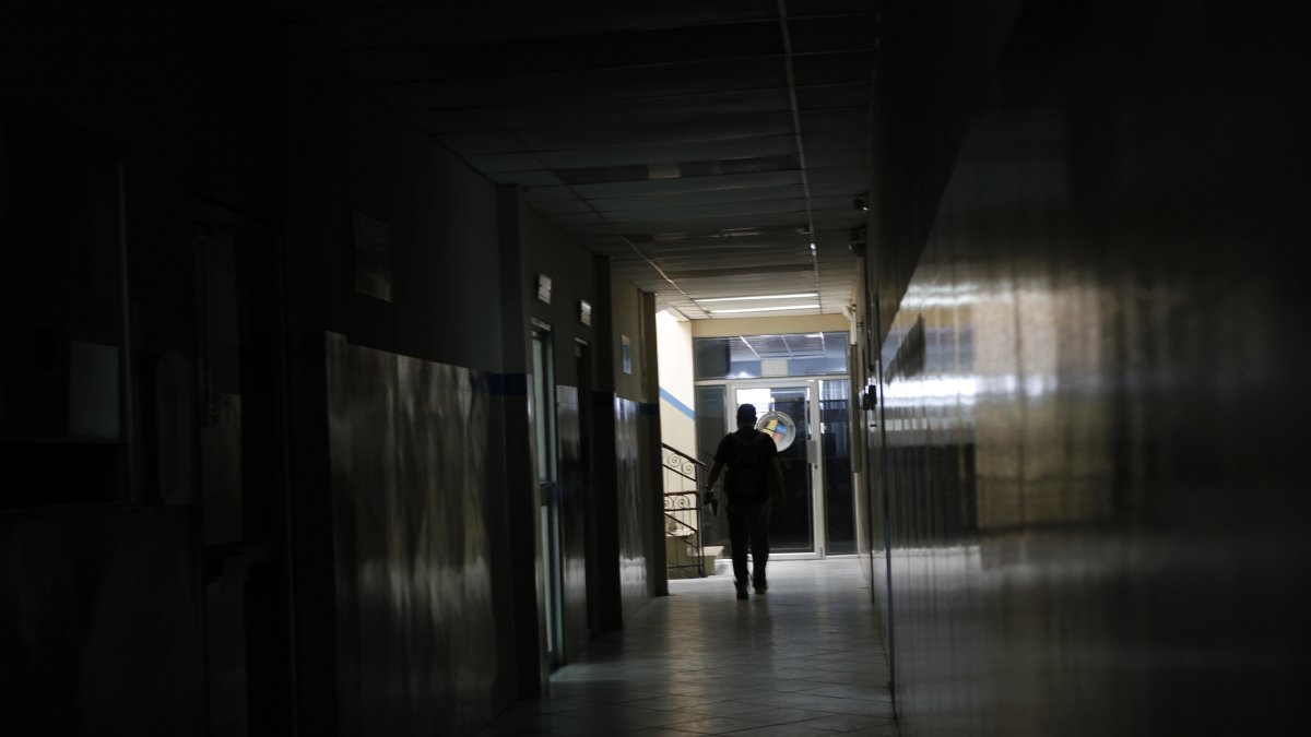 Uno de los pasillos de la Comisión de Tránsito del Ecuador, de las calles Chile y Brasil, centro de Guayaquil.