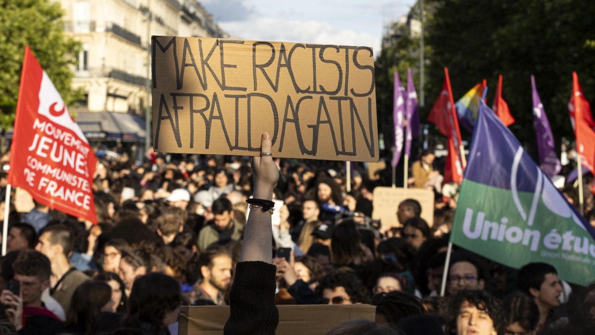La gente se reúne para protestar contra el partido de derecha francés Agrupación Nacional (Rassemblement National o RN) tras los resultados de las elecciones europeas, en París.