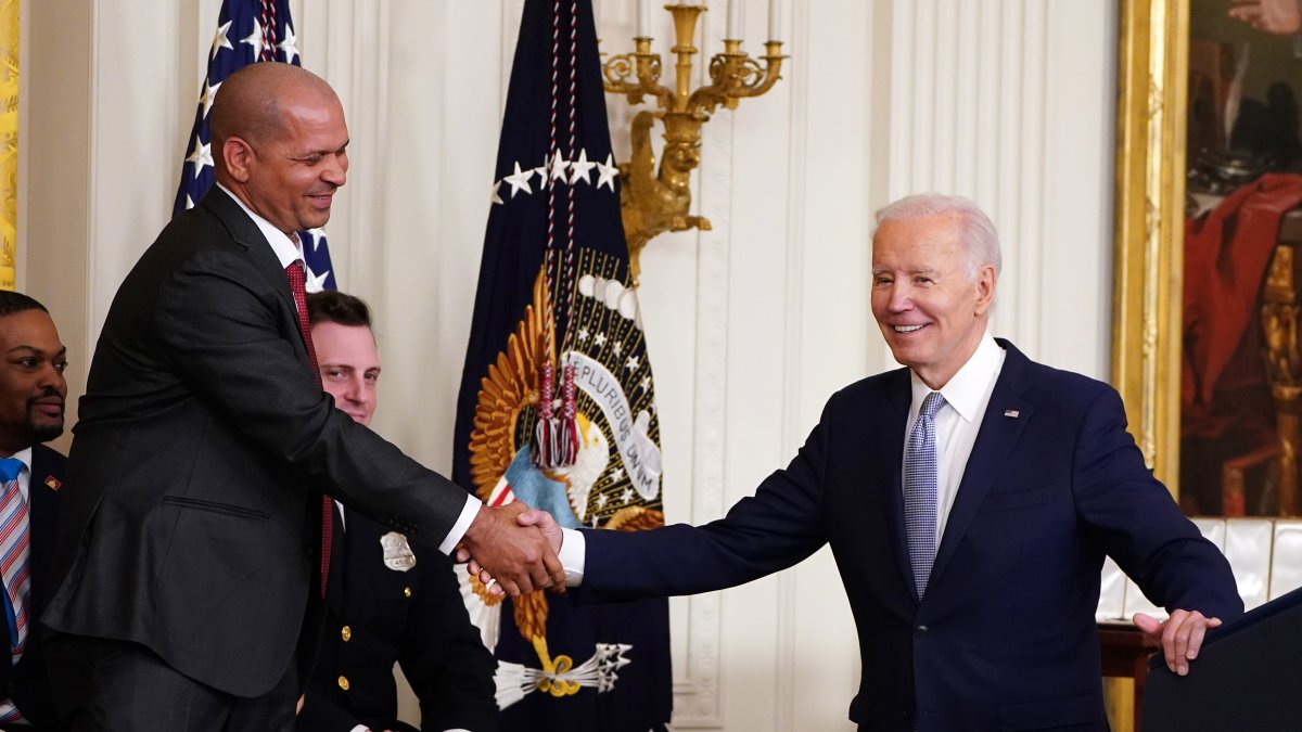 Washington. El Presidente Joe Biden otorgar medalla a Aquilino Gonell, en ceremonia del 6 de enero de 2023.