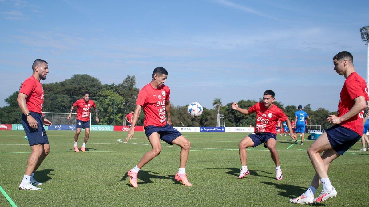 Álex Arce (c) delantero de Liga de Quito, comandaría la ofensiva del elenco paraguayo ante Chile.